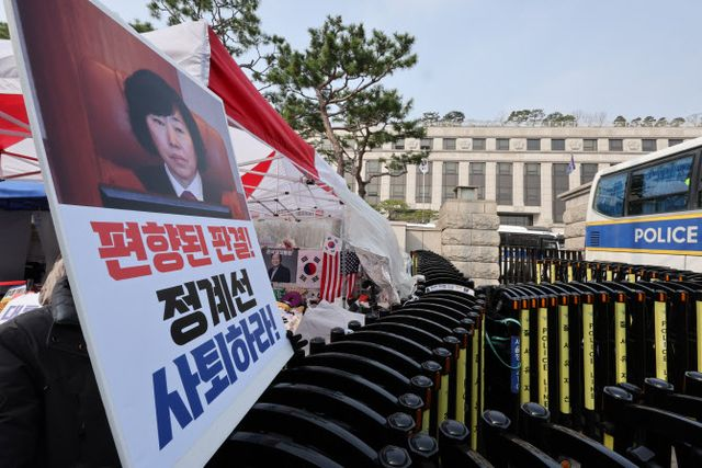  '尹 탄핵 시그널?'...정계선 재판관 찾아간 유튜버들