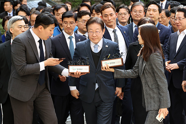  더불어 민주당 <b>대표</b> 이재명 '골프·백현동 <b>발언</b>... 