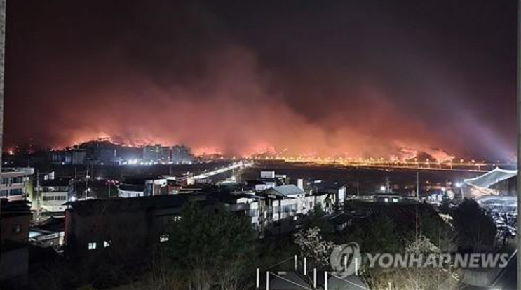"의성 <b>산불</b>, 안동 동쪽 피해 <b>급증</b> <b>사망자</b> 발생·정전 사고까지"