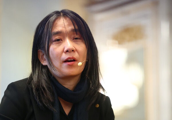 한강 "파면은 보편가치 지키는 일", 작가 414명 '윤석열 직격'(헌법재....