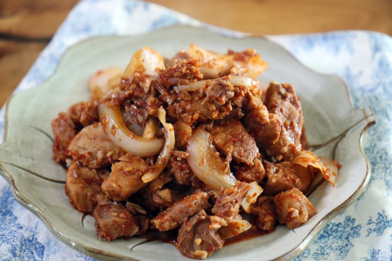 부드럽고 맛있는 돼지고기 사태찜 레시피