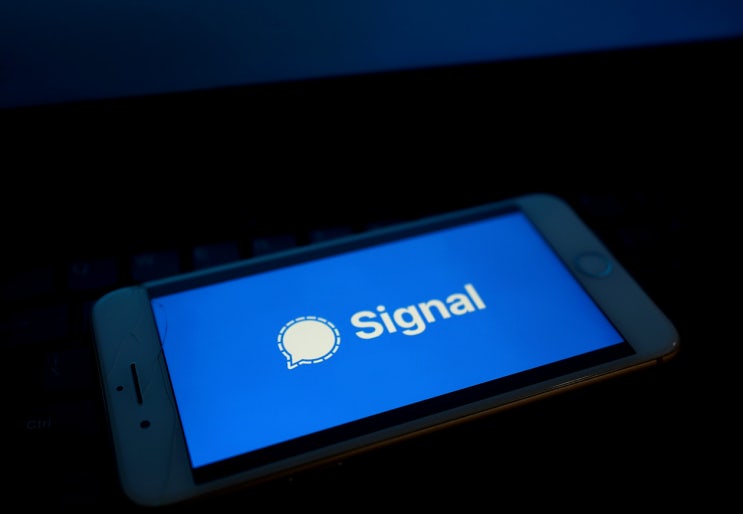 <b>트럼프</b> 행정부의 군사 <b>기밀</b> 유출 논란: Signal 앱 사용과... 