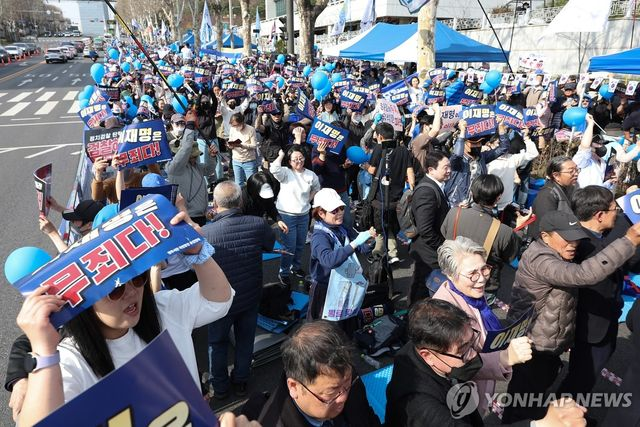 이재명 2심 무죄에 법원 밖 희비교차…