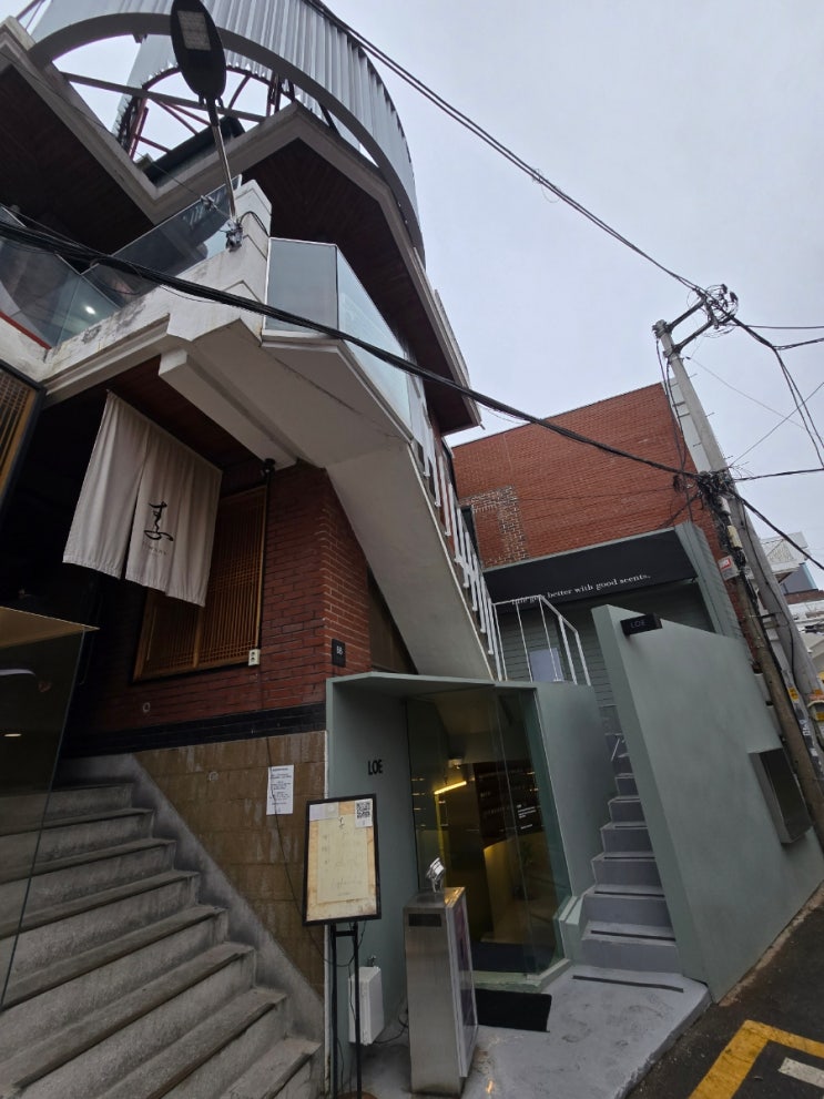  서울시 용산구 한남동(이태원로) 주택상가 2층 화장실 기구 설치 작업 입니다.