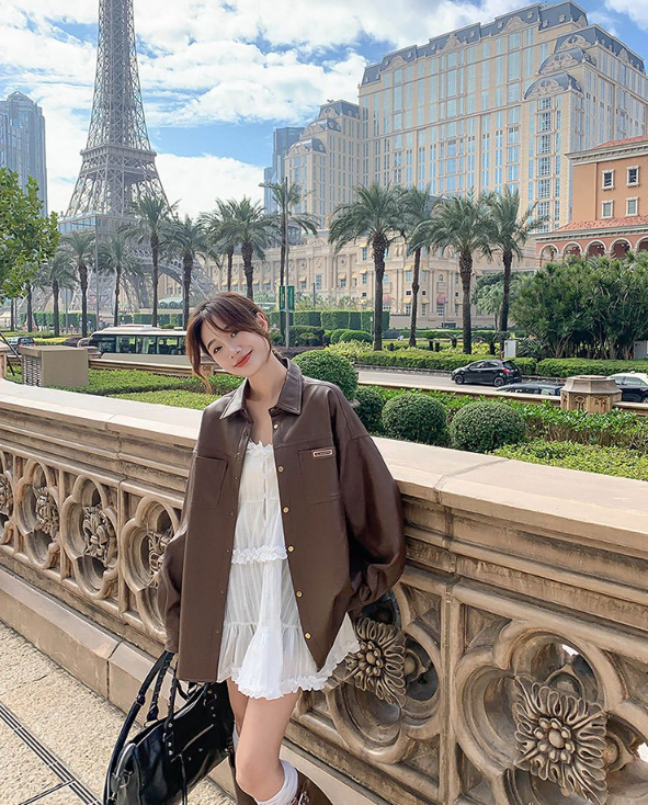  프렌치 시크한 감성 가득한 원피스에 어울리는 매력적인 비건 레더 여성 가죽 자켓 코디 추천