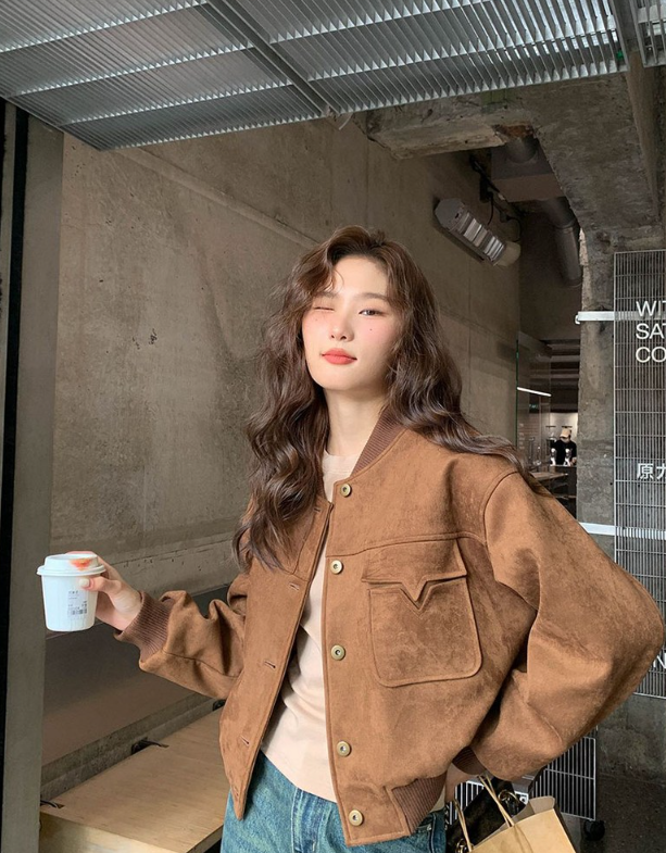  봄 아우터는 크롭한 길이감으로 스웨이드 소재의 고급스런 여성 라이더 자켓 코디로 저장!