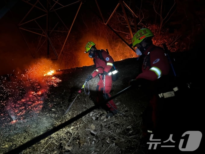 60대 <b>산불감시원</b>, 복귀 중 연락두절"…도로변서 <b>숨진 채 발견</b>