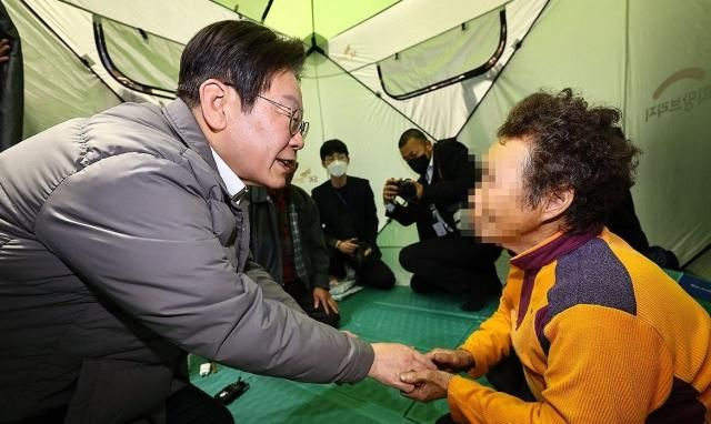  "왜 이제 왔냐" VS "수고 많으셨다"…이재명·한덕수에게 각각 다른 반응 보인 산불 이재민들