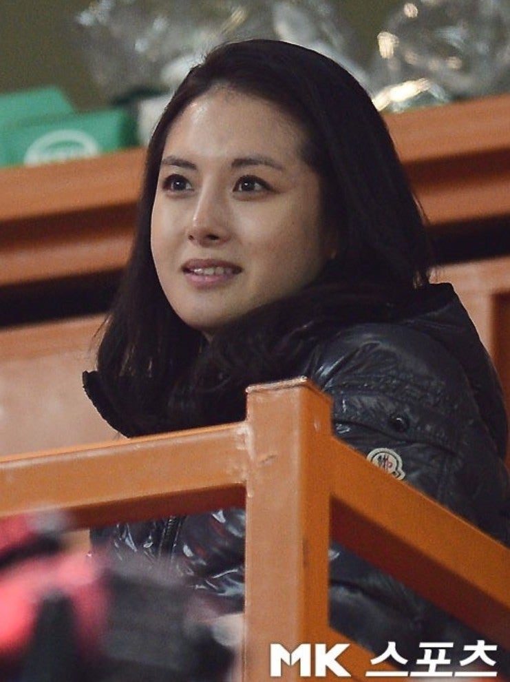 (고3때 만나 부모가 뜯어말린 결혼) 연봉 수백억 사모님된 운동선수 부인.jpg