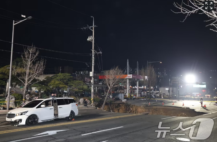 '싱크홀 비극' 숨진 오토바이 운전자, 보험사는 어떻게 보장할까 '싱크홀 비극' 숨진 오토바이 운전자, 보험사는 어떻게 보장할까