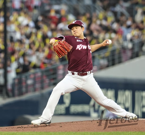 키움 히어로즈 <b>정현우</b>, 122구 <b>데뷔전</b>으로 증명한 ‘프로... 