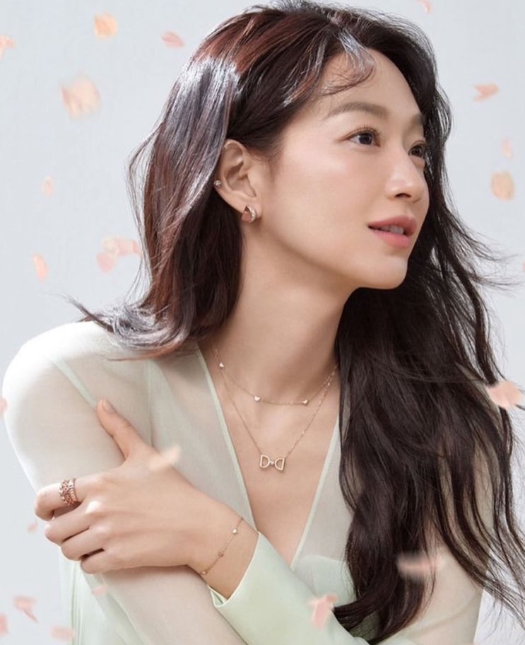 <b>신민아</b> 결혼 암시? <b>김우빈</b>과 10년 열애 끝에 드디어…