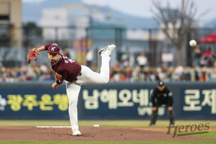 '<b>데뷔전</b> 122구 5이닝 6실점' 고졸 신인의 호된 <b>신고식</b>