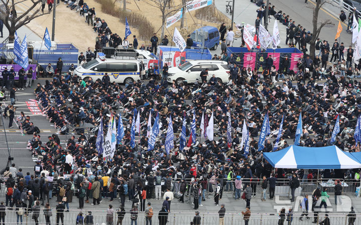 “<b>민주노총</b>, <b>윤석열 탄핵</b> 외치며 <b>총파업</b> 돌입! 헌재 앞에 선... 