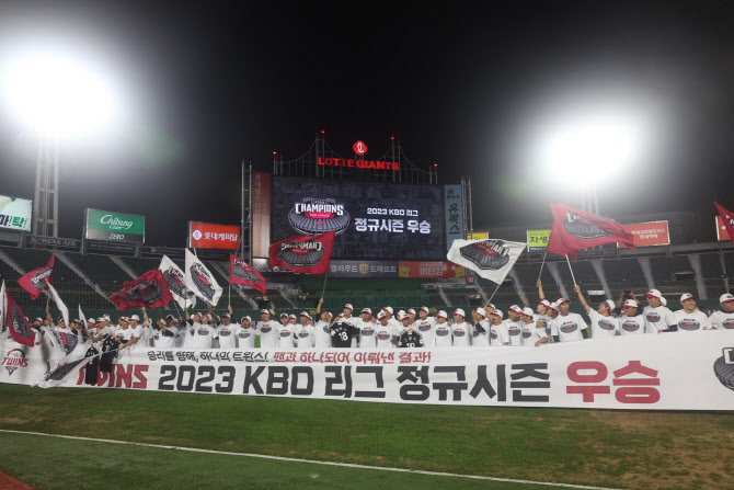 2025 프로야구 순위…우승 후보 LG 미소, 5강 후보 <b>한화</b> 울상