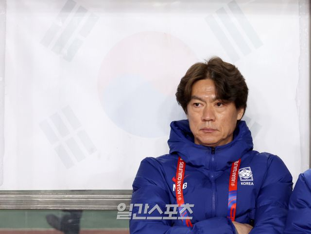  [IS 시선] “홍명보 나가!” 더 커질 것 없는 사퇴 촉구…WC까지 1년, 이대로 괜찮나