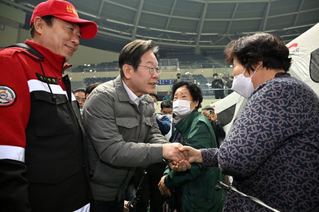  이재명, 2심 무죄 선고받자마자 안동 찾아… 산불 이재민 '위로'