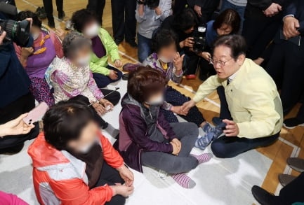 <b>이재명</b> 대표, <b>산불</b> 피해 이재민 만나 민생 챙기는 행보