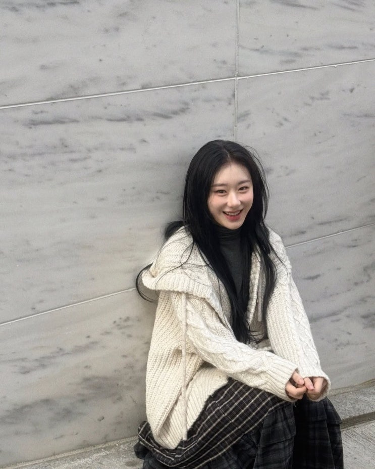  있지 채령표 봄 스타일링, 꾸안꾸 여자 데이트룩으로 케이블 니트 가디건 코디 완성