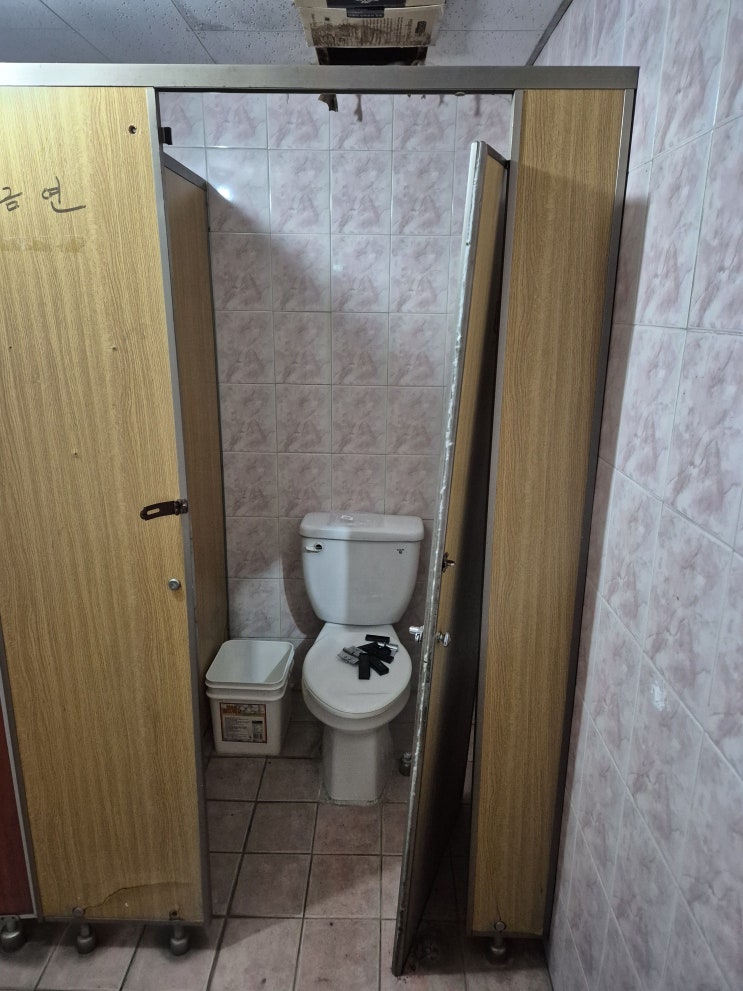  광주 금호동 상가 화장실문 수리(큐비클 문짝)문짝 파손 수리