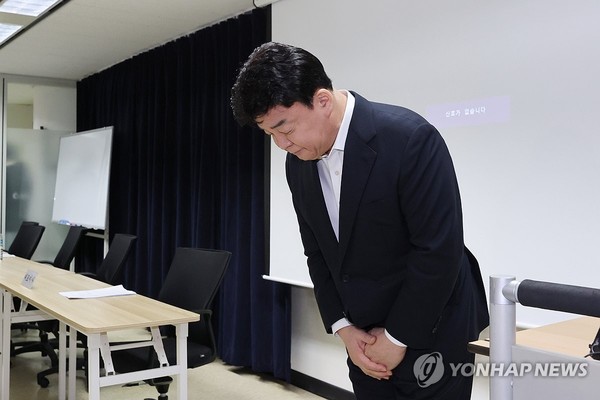  고개숙인 백종원 더본코리아 대표, 주주에 첫 사과
