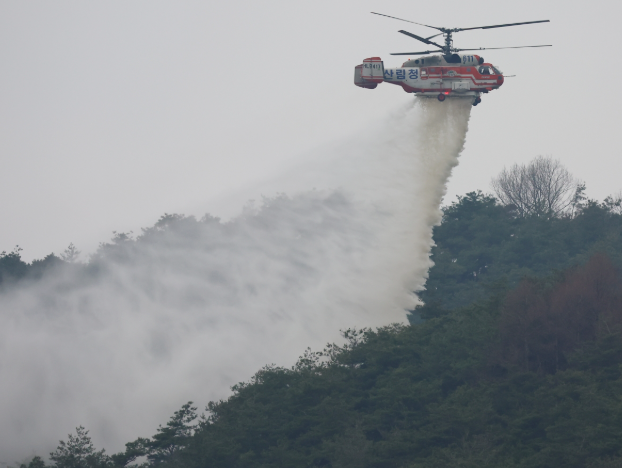 <b>경북 산불 149시간</b> 사투 끝에 주불 <b>진화</b> '하늘이 너무 고맙다... 