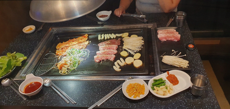  배꼽숙성삼겹살과막창, 방촌동 고기집의 매력에 빠지다
