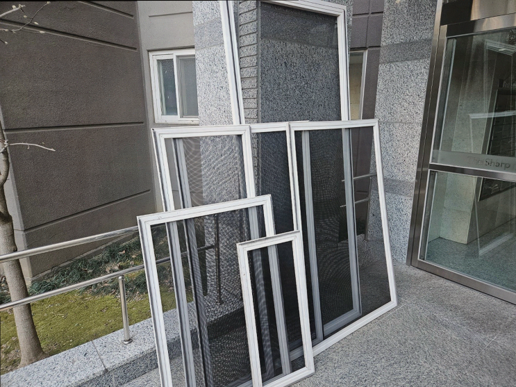  [밝은집] 비용 대비 훌륭한 현관롤방충망 시공
