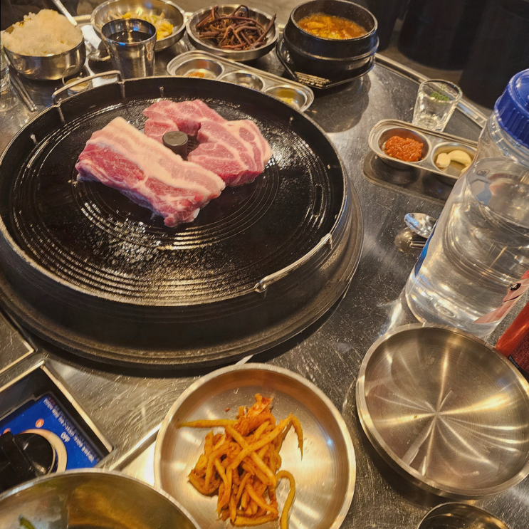  논현돈에서 즐기는 논현동솥뚜껑삼겹살, 친구들과의 특별한 저녁