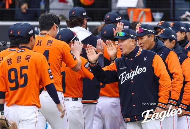  한화, 신축구장서 이틀 연속 짜릿한 역전승…KIA는 4연패 수렁