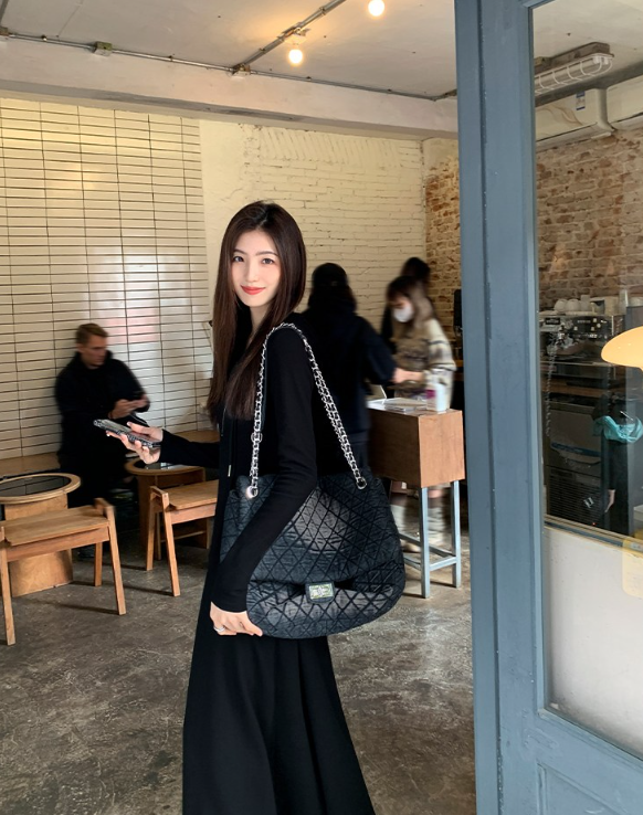  시크한 블랙 후드 롱 원피스로 완성한 봄 데일리룩은 이렇게 추천해볼게요.