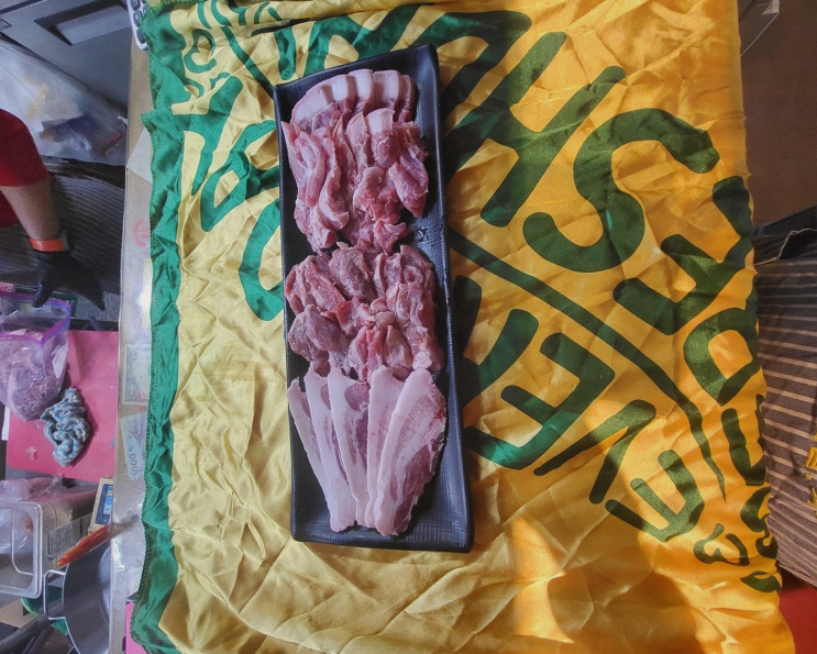  [배꼽숙성삼겹살과막창] 전통적인 삼겹살과 신선한 샐러드, 방촌동 고기집