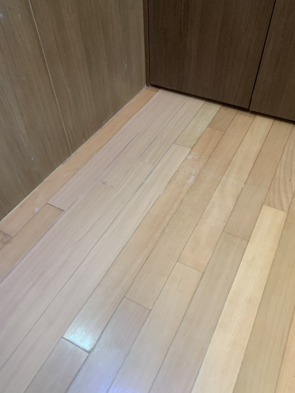 거실강마루바닥 필름시공으로 복원작업결과