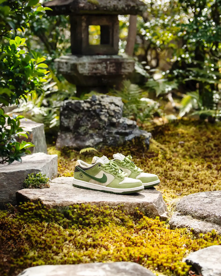 스니커즈 발매 : "호리고메 유토 x 나이키 SB 덩크 로우 맛챠(NIKE SB Dunk Low Matcha)", 신발의 자연....