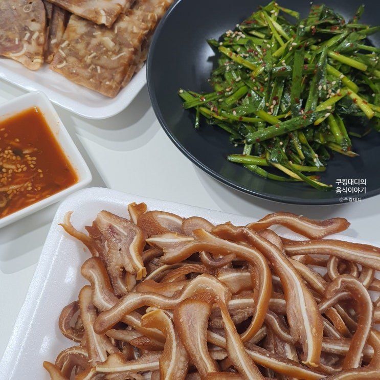  시장 돼지머리 편육 돼지 귀 콜라겐 파티 부추무침과 안주 추천