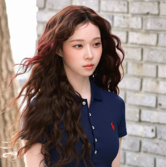  윈터 폴로 포토콜 행사 봄 분위기 느껴지는 패션