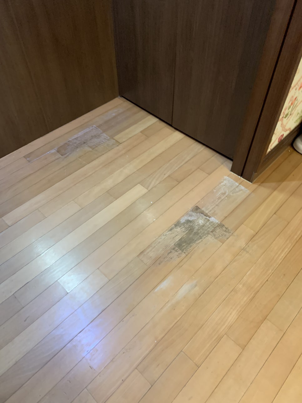 거실강마루바닥 필름시공으로 복원작업결과