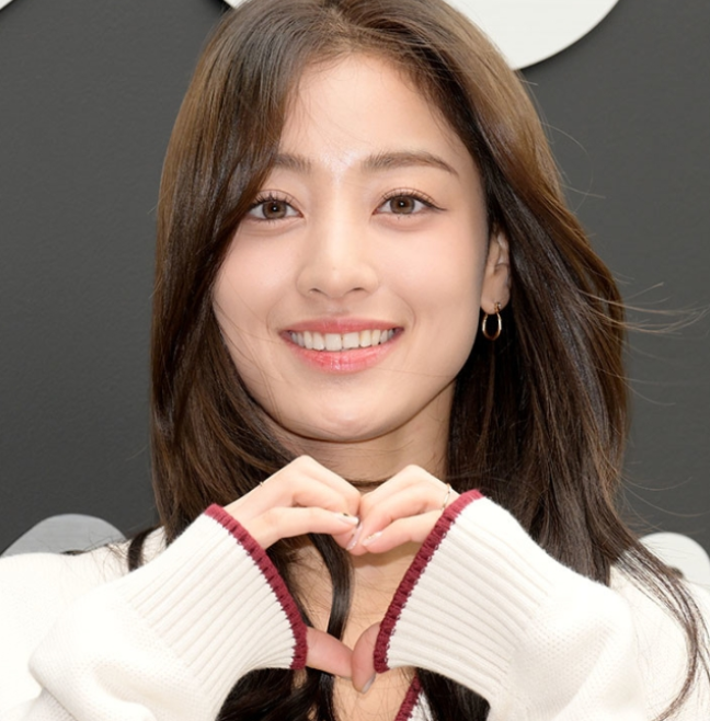 TWICE ジヒョのプロフィール：年齢、出身地、学歴、活動、所属事務所、ファン経歴、近況、そして温かい寄付活動