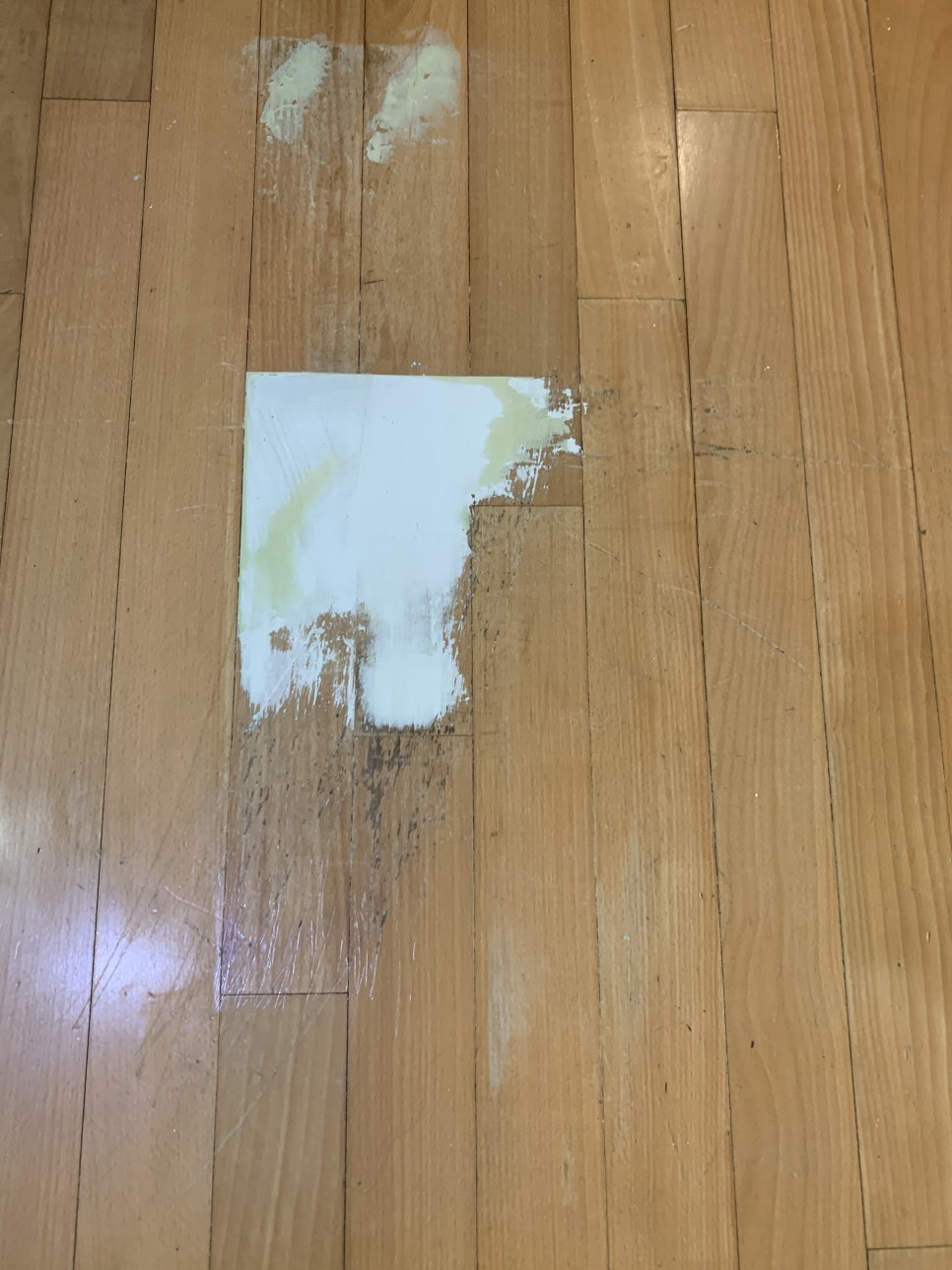 거실강마루바닥 필름시공으로 복원작업결과