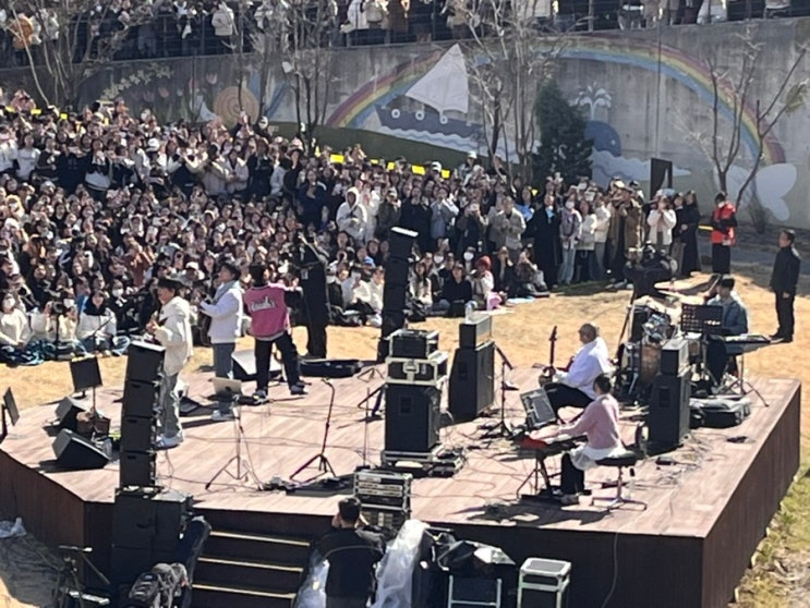 <b>루시 와장창</b> 깜짝 버스킹 잠깨 신곡 스포