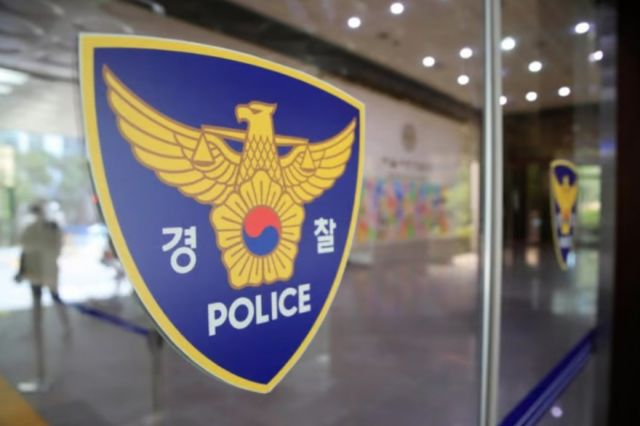  90대 노인 폰으로 2억 '털고' 대출까지… 대리점 직원 구속