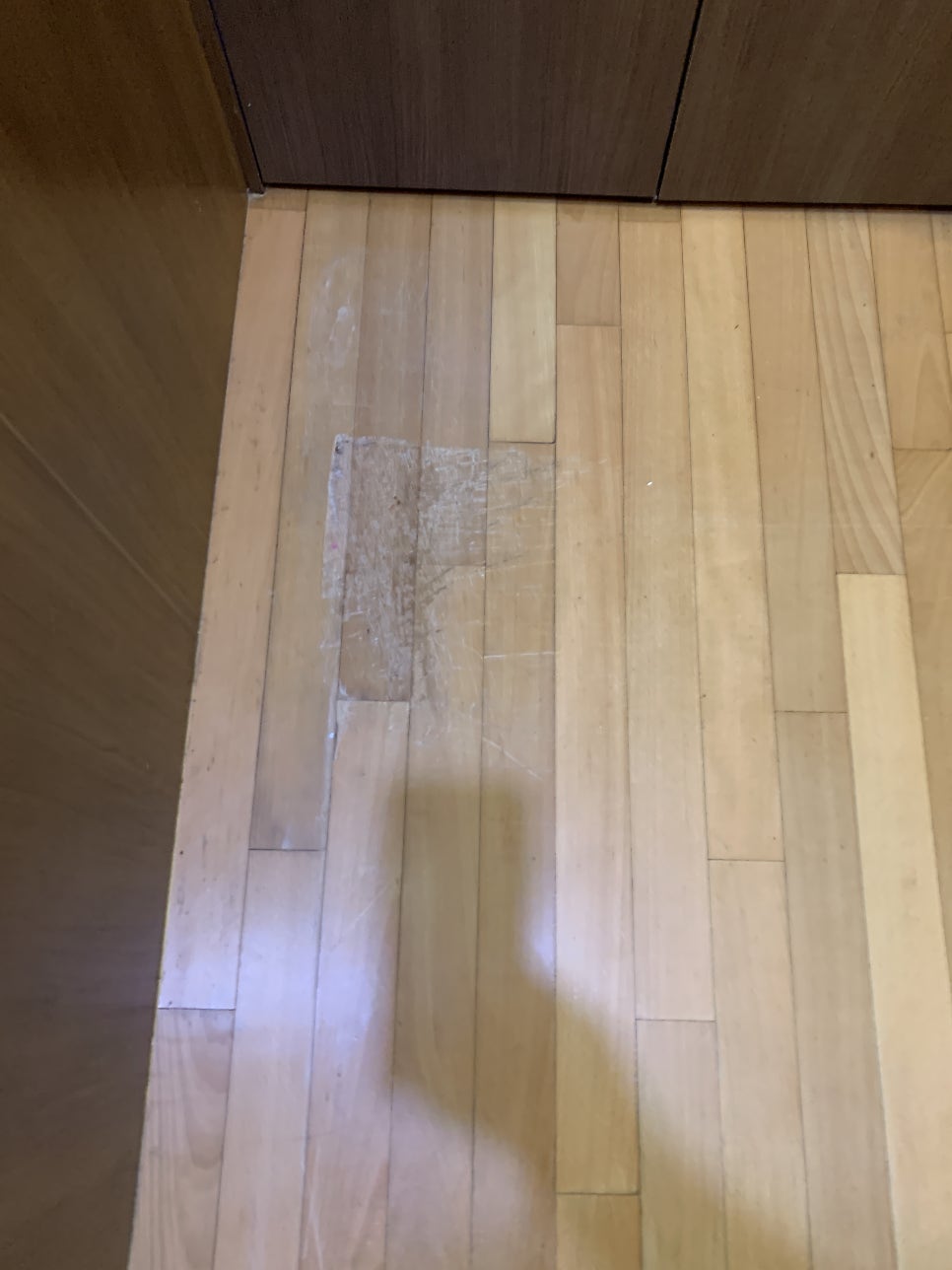 거실강마루바닥 필름시공으로 복원작업결과