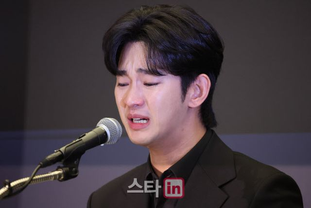  김수현, 퇴장까지 눈물…"김새론 언제 만났냐" 질문에 보인 반응 [뒷얘기]