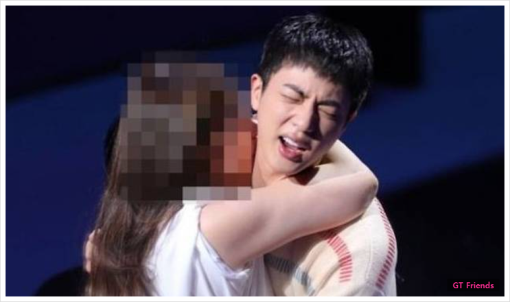 <b>BTS 진</b>, 포옹회 진행 중 일본 50대 여성에게 <b>강제</b> 입맞춤 당해... 