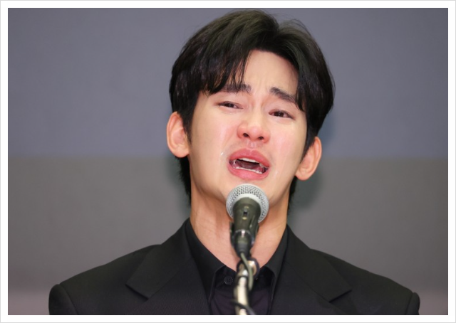 <b>김수현</b> “<b>김새론 유족</b>·가세연에 120억 손해배상 <b>소송</b>”