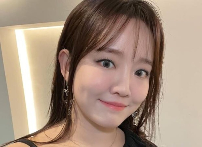 가수 <b>윤하</b>, 유튜버 <b>과학쿠키</b>와 조용한 결혼… 팬들... 