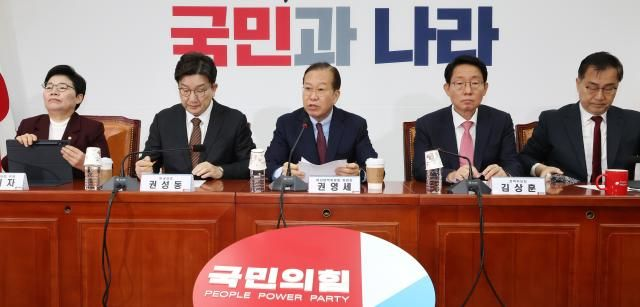  與 "헌재, 민주당 뜻대로 안 되니 지연…尹 탄핵심판 조속히 선고하라"
