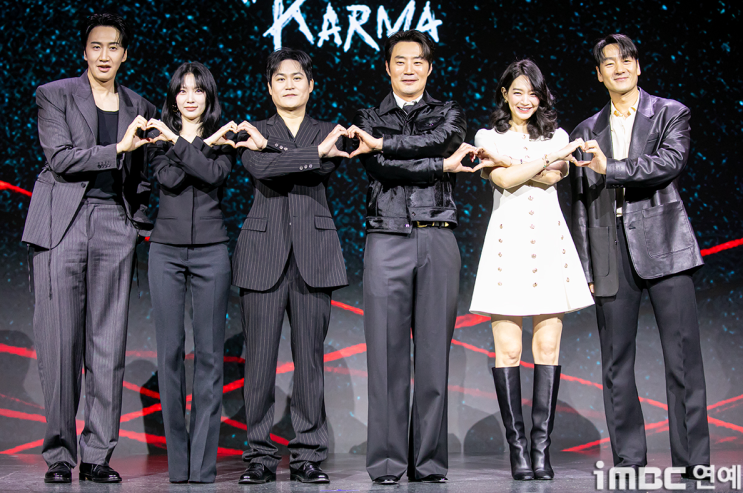 (드레스 코드 잘못안듯,,?) 혼자만 후광 비치는 '<b>신민아</b> <b>악연</b>... 