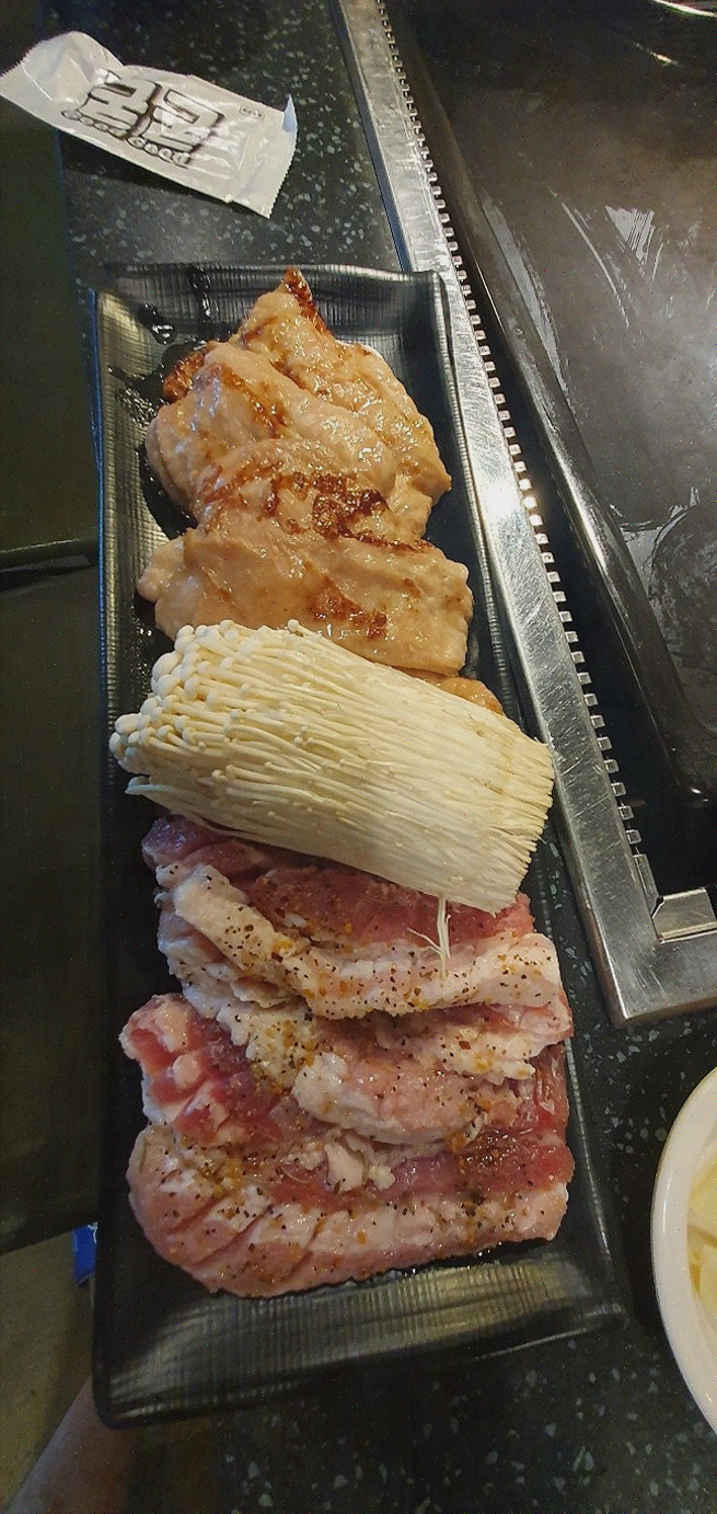  육즙 가득한 방촌동 삼겹살을 즐겨보세요, 배꼽숙성삼겹살과막창