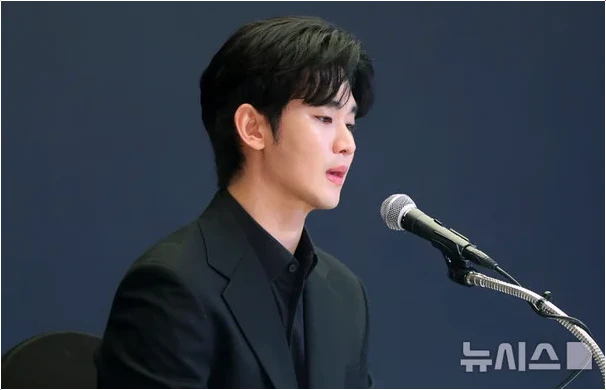  김수현 6개월만의 근황 포착! 홀로 산행하며 마음 정리 중인 모습에 대중 응원 봇물!